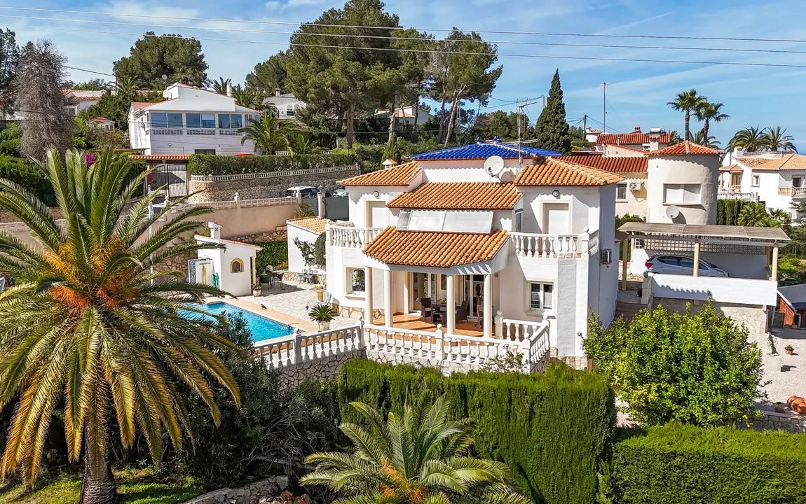 sonnige Villa mit privatem Pool am Fuße des Montgó (in Denia, Spanien)