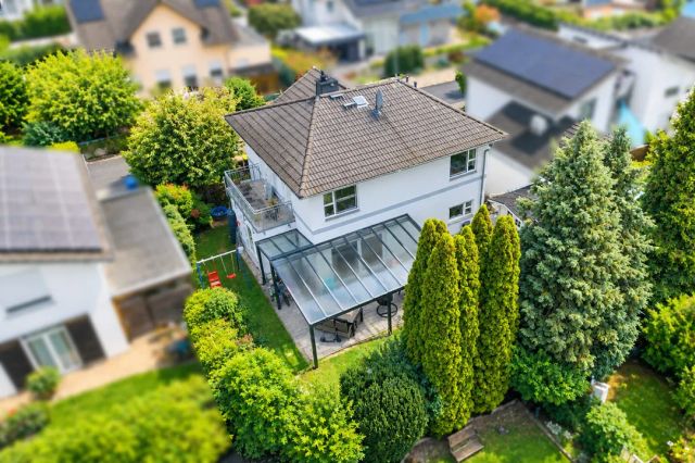 Modernes Haus mit Gartenidylle