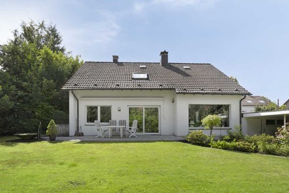 Freistehendes Einfamilienhaus mit Garage auf großem Grundstück in Ratingen-Ost