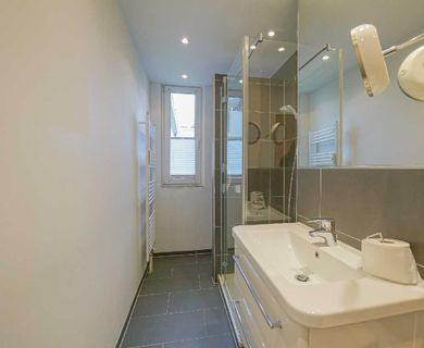 Moderne 2-Zimmer-Wohnung mit EBK und Stellplatz - Photo 3