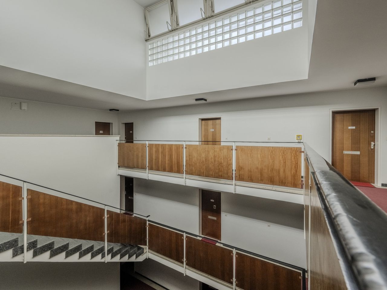 Treppenhaus mit Aufzug