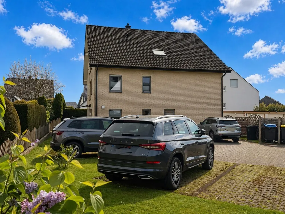 Parkfläche vor derm Haus