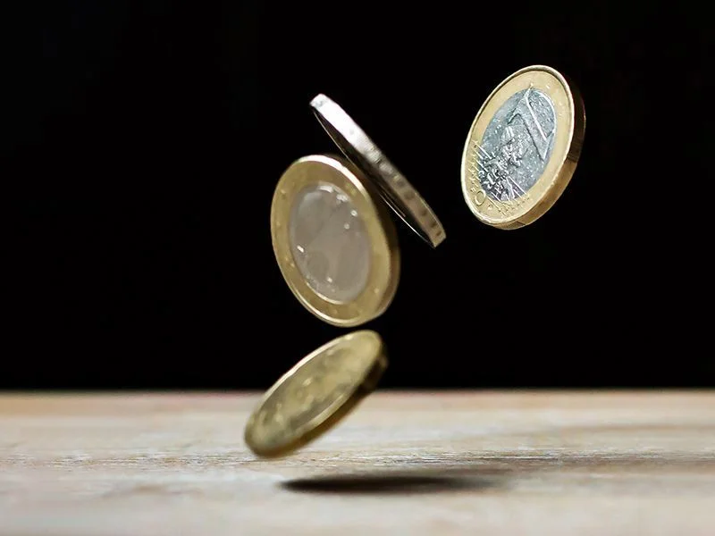 Fallende Euro-Münzen