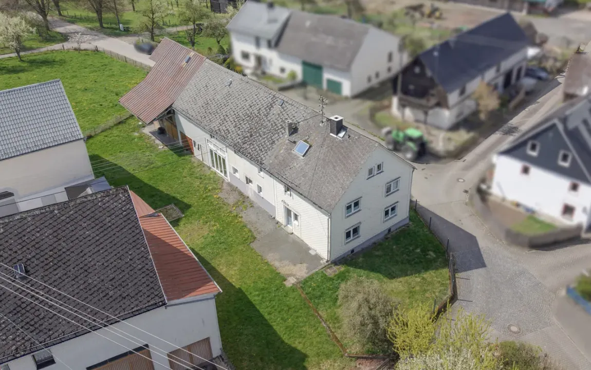 Stilvoll renoviert: Großes Bauernhaus mit 2 Pferdeboxen und Ausbaupotenzial für Wohnen & Arbeiten