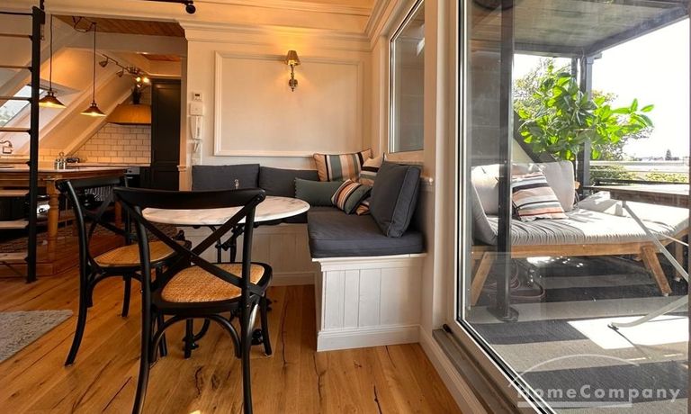 Essbereich mit Zugang zum Balkon