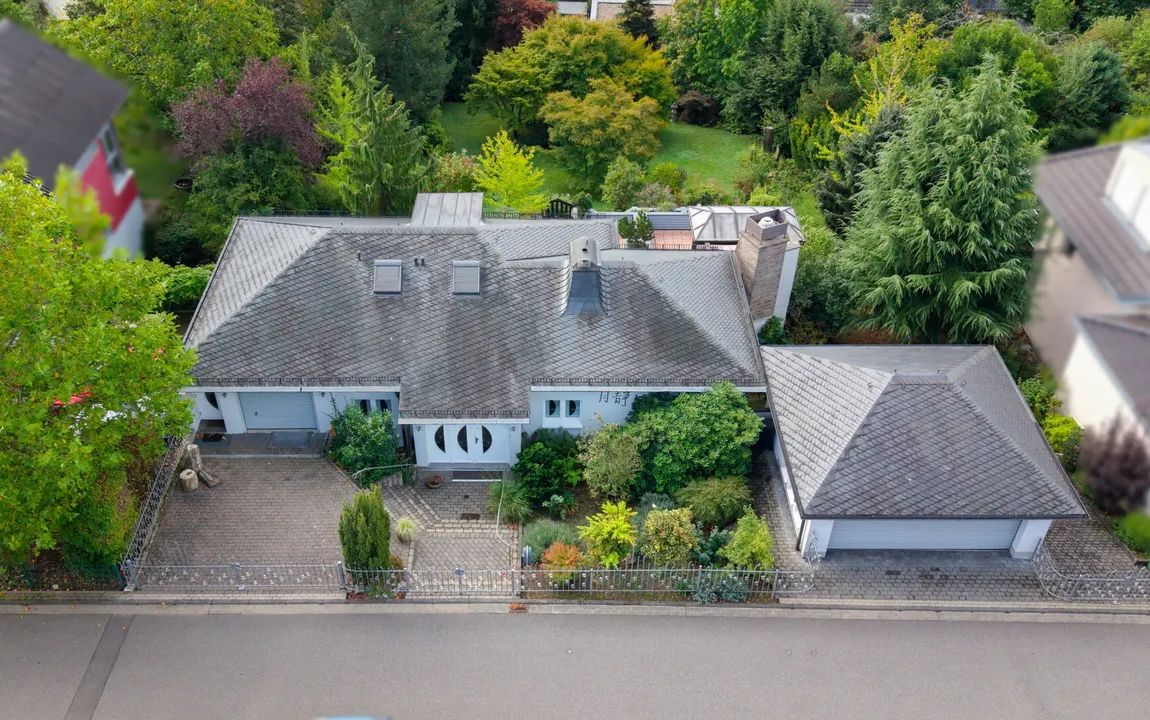 Repräsentative Villa in bevorzugter Wohnlage 
mit Blick ins Rheintal !!