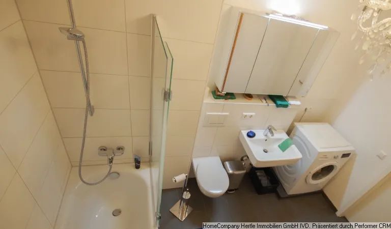 Badezimmer mit Waschmaschine