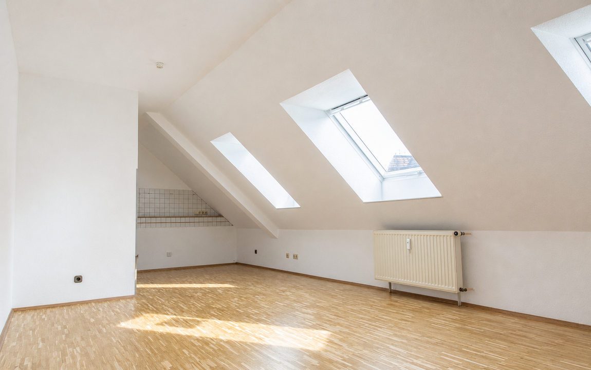 Helle ca. 45m² große 2-Zimmer-Dachgeschosswohnung mit Tageslichtbad