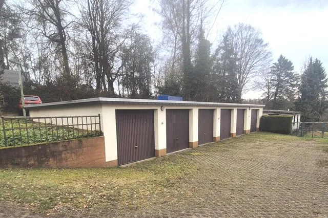 Garagen hinter dem Haus