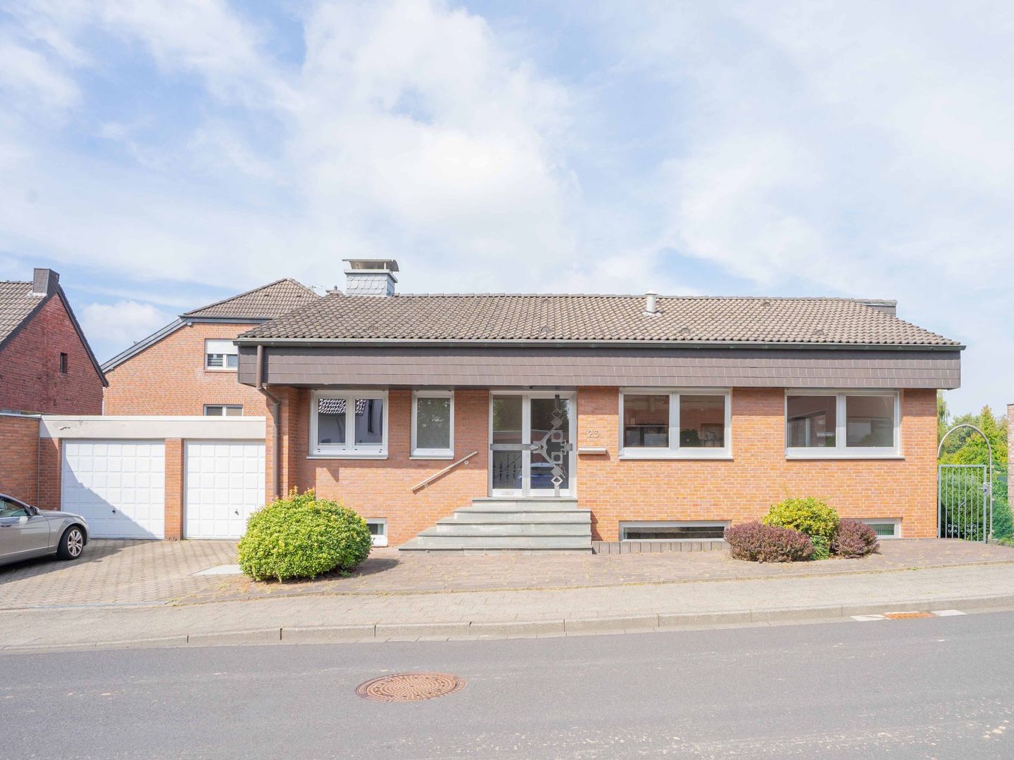 Freistehender Bungalow mit zwei Einzelgaragen in MG-Schelsen