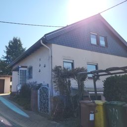 Einfamilienhaus mit Garten und zwei Garagen in ruhiger Lage