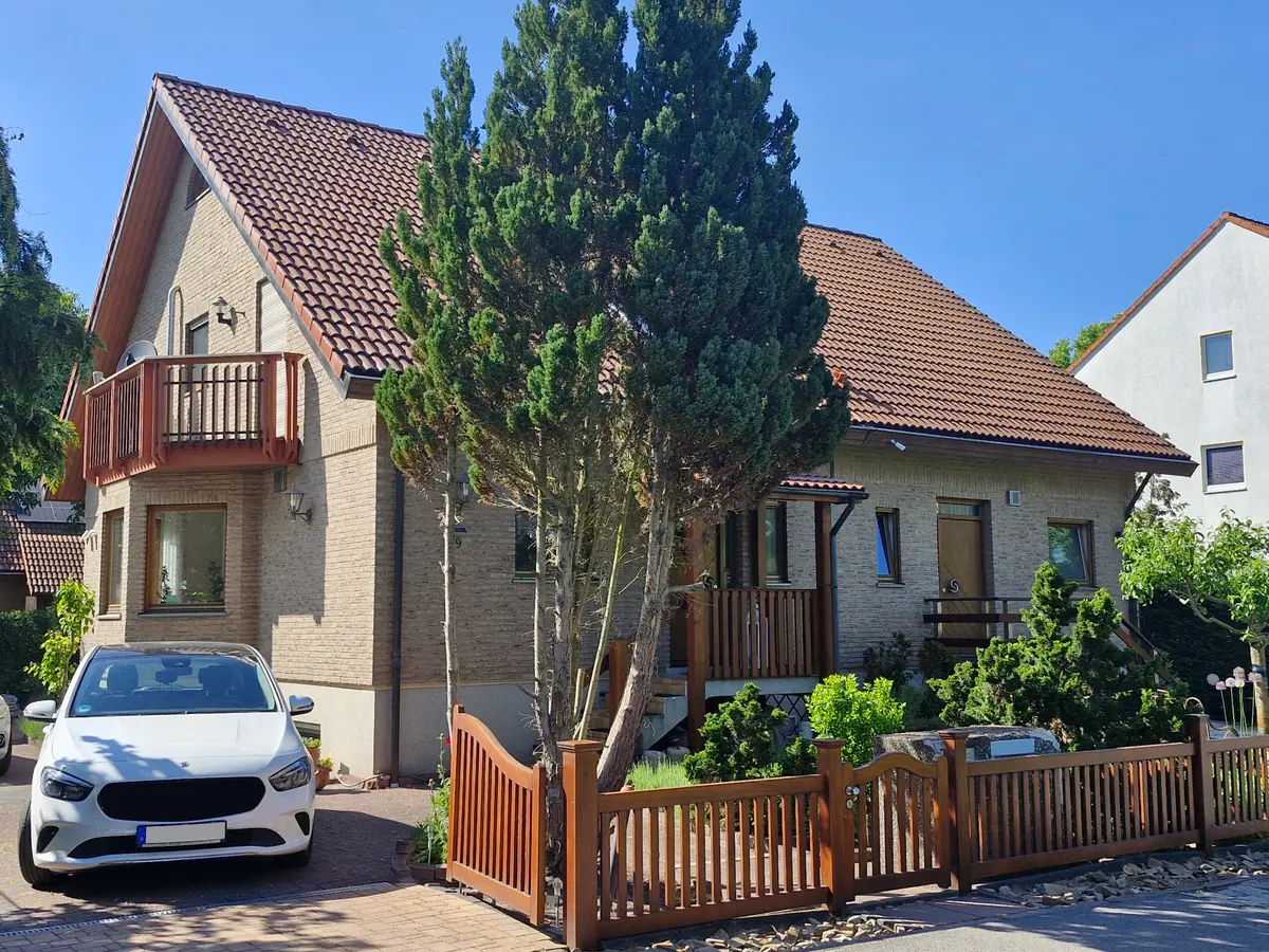 Ansicht Haus mit Stellplatz