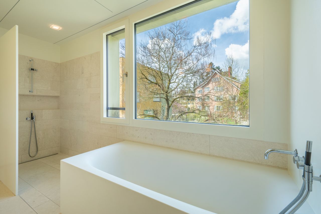 Bad mit Bedewanne und Dusche