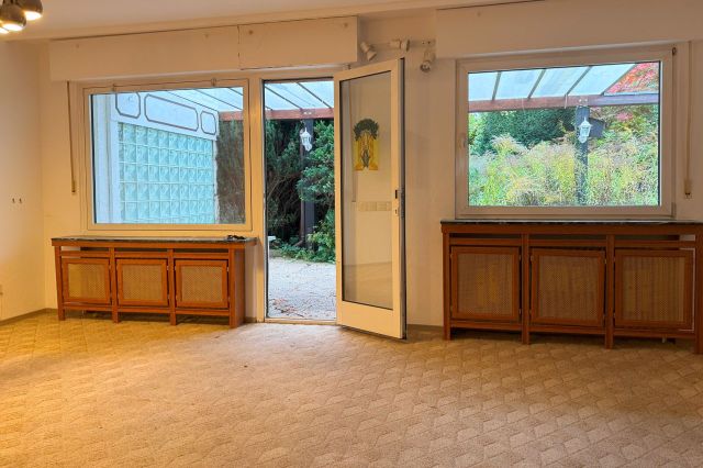 Wohnzimmer mit Zugang zur Terrasse