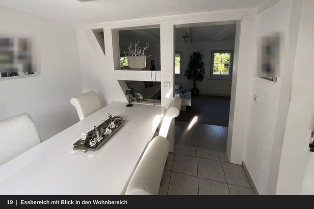 Essbereich mit Blick ins Wohnzimmer