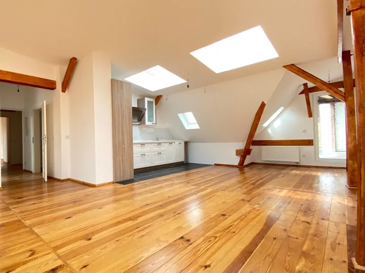 Lichtdurchflutetes Dachgeschoss mit eigener Dachterrasse !