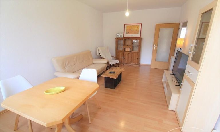 Wohnzimmer mit Sofa + Flat TV