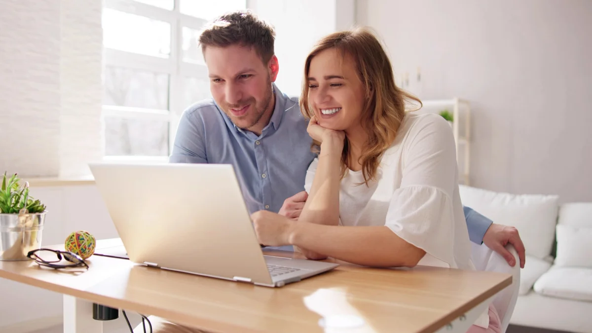 Paar sucht online nach einer Immobilie