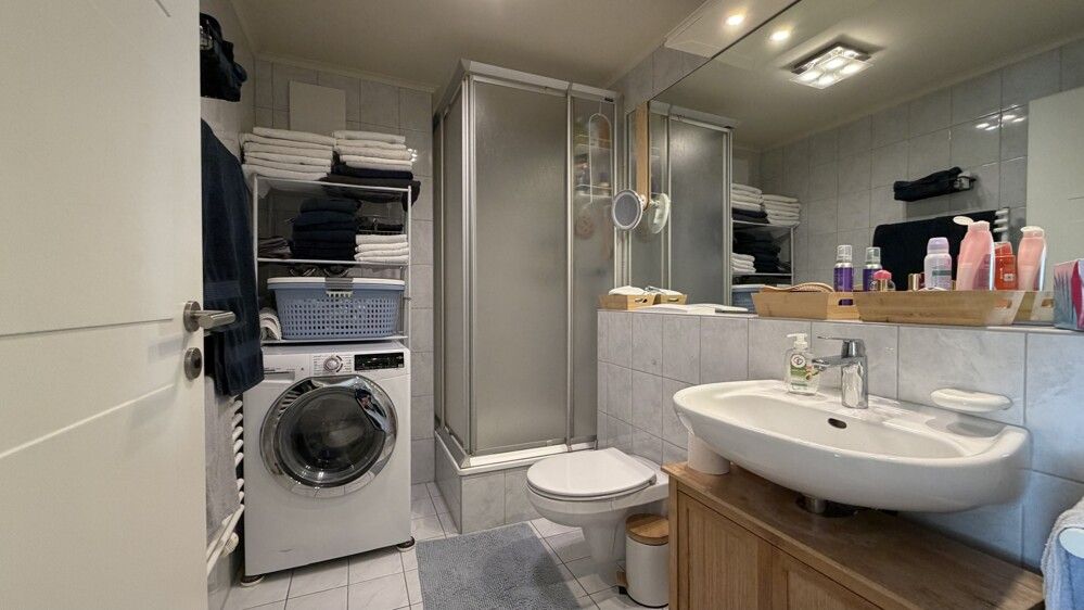 Das Badezimmer mit Dusche und Waschmaschinenanschluß