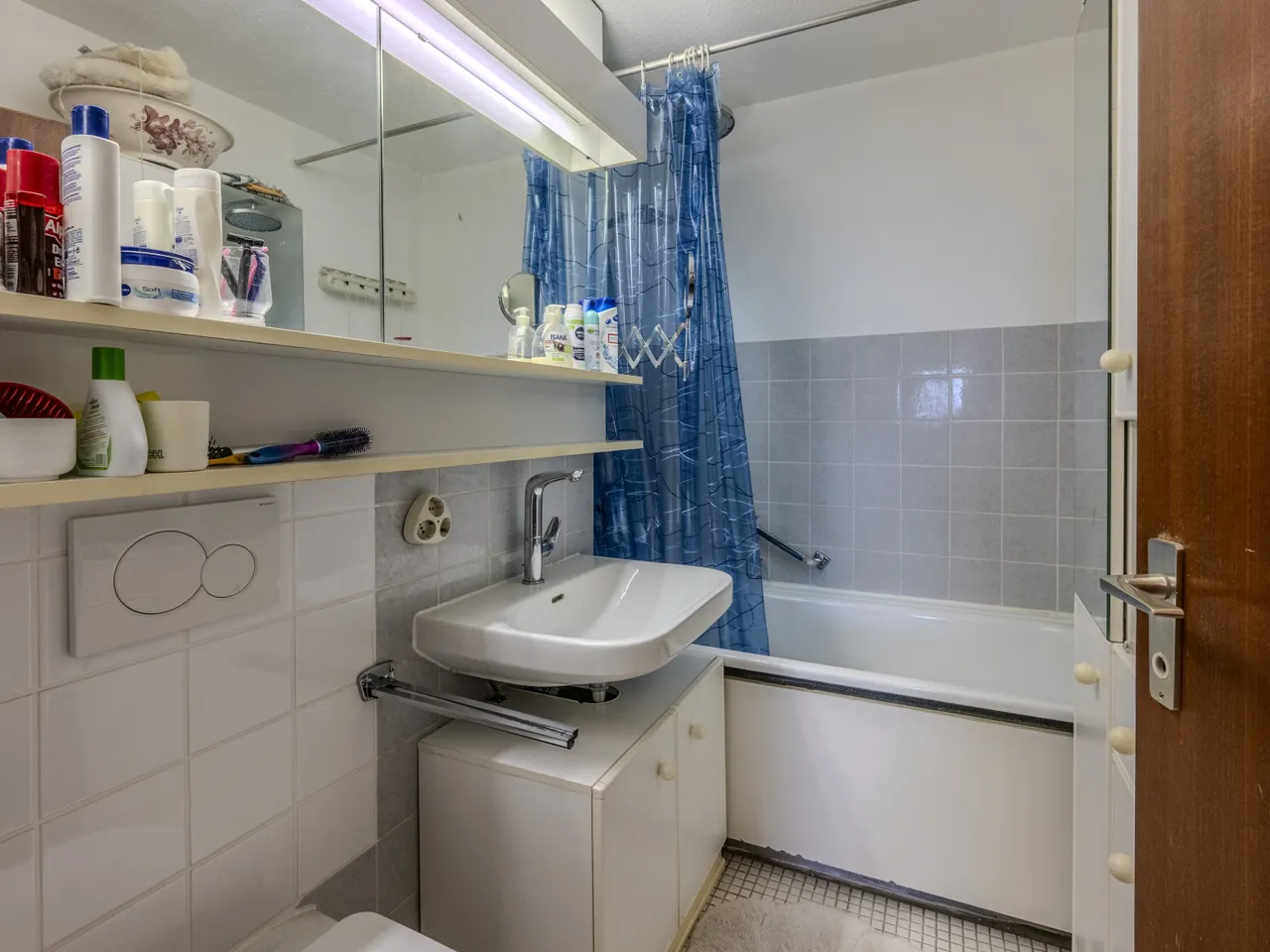Bad mit Badewanne und Toilette