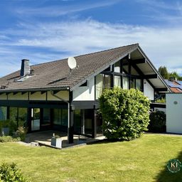 Lichtdurchflutetes modernes Einfamilienhaus mit Einliegerwohnung!