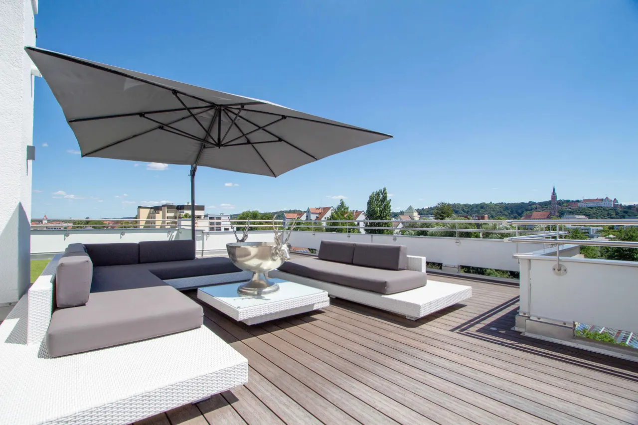 großzügige Südterrasse