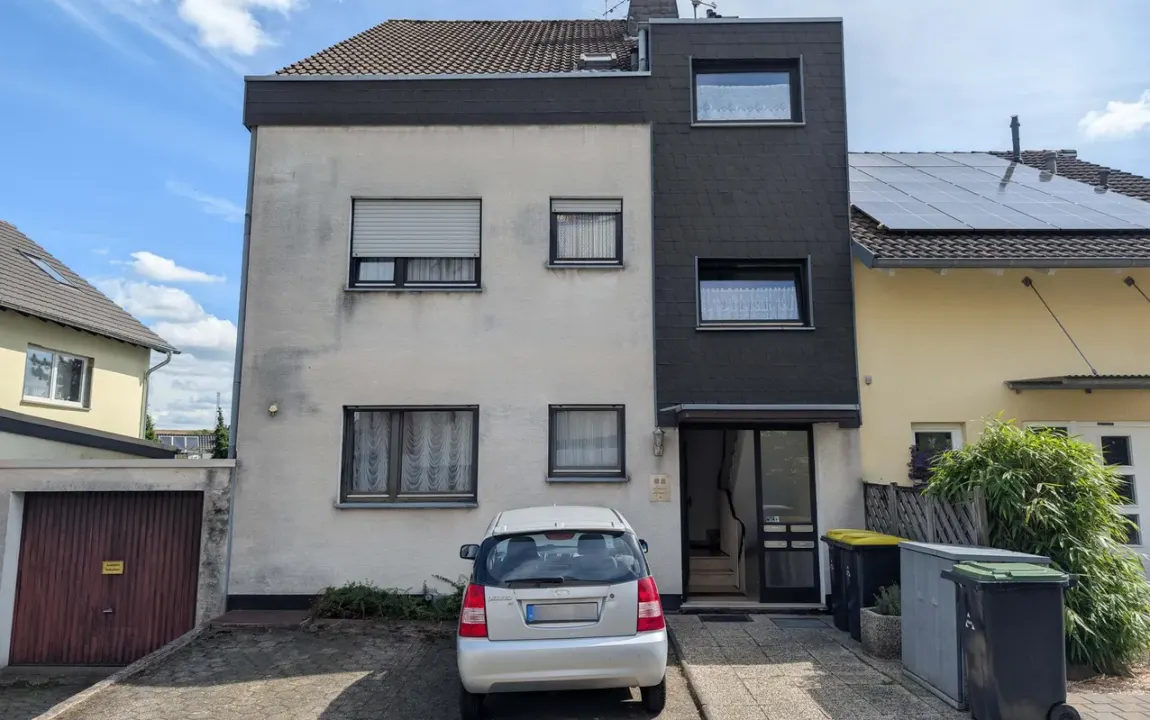 Gut geschnittene 3-Zimmer-Wohnung mit großem Wohnzimmer, Balkon und Garage in ruhigem 4-Parteienhaus