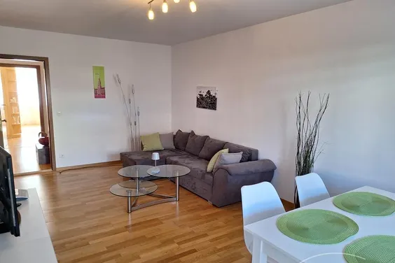 Voll möblierte 2-Zimmer-Wohnung mit Balkon in Laim