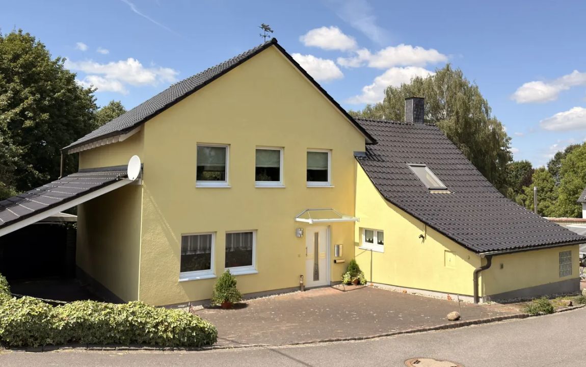 Einfamilienhaus mit großem Garten in verkehrsgünstiger Lage und Wohnmobilstellfläche