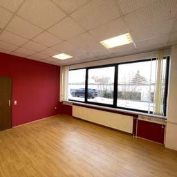Helle Gewerbeeinheit mit eigenem Eingang und großzügigen Räumen