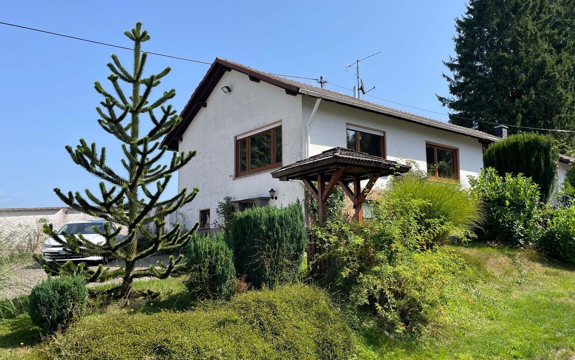 Geräumiger Bungalow mit großem Grundstück und Doppelgarage am Ortsrand von Altenkirchen!