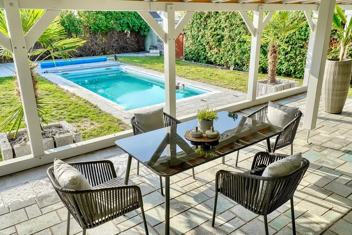 Terrasse mit Poolblick