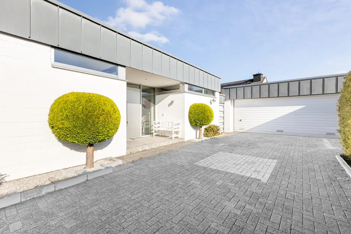 Außenansicht & Auffahrt