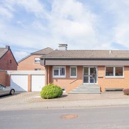 Freistehender Bungalow mit zwei Einzelgaragen in MG-Schelsen