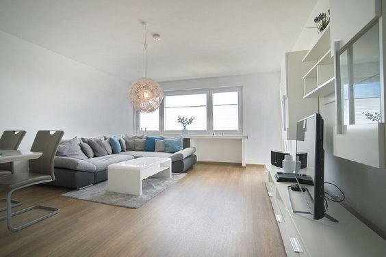 Komplett sanierte, lichtdurchflutete Wohnung mit Balkon, Vinyl-Bodenbelag, Internetzugang, Gästezimmer