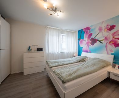 Lichtdurchflutetes Wohnjuwel in Neubauqualität: Modernes 3-Zimmer-Domizil mit Balkon und Garage - Photo 3