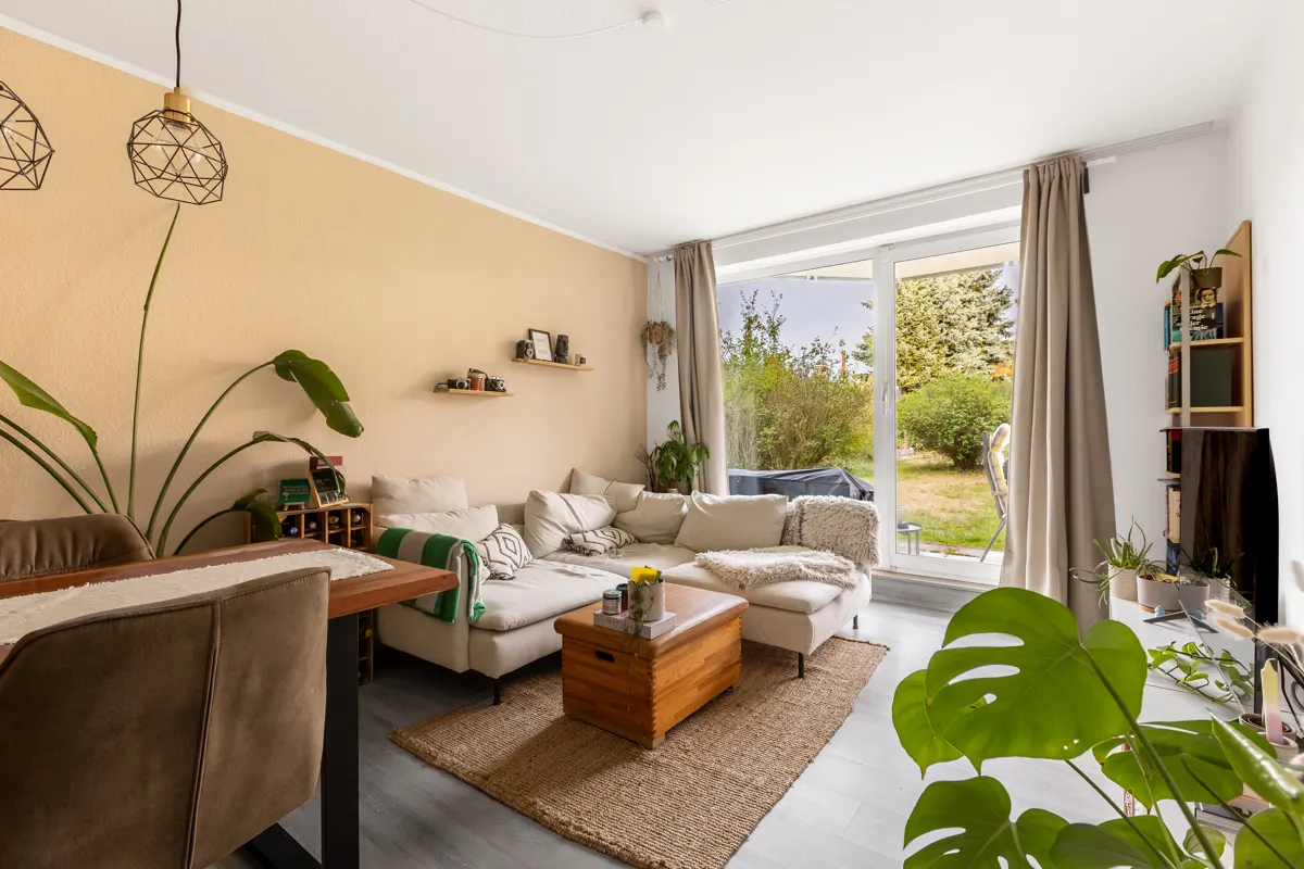 ...mit schönster Aussicht zur Terrasse und in das weitläufige Grün 