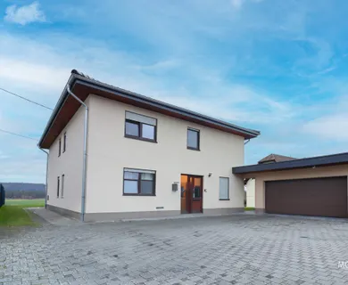 MG – Vermietetes Einfamilienhaus mit Garten und Garage in Spesbach