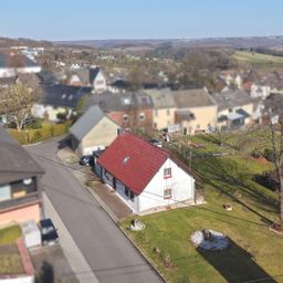 *RESERVIERT*  EFH in familienfreundlicher Ortschaft – Mit tollem Fernblick – sep. Bauplatz möglich!