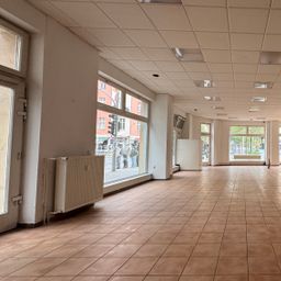 Auffälliger Eckladen mit riesiger Schaufensterfront zur flexiblen Nutzung !