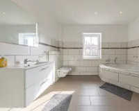 Helles Dusch- und Wannenbad