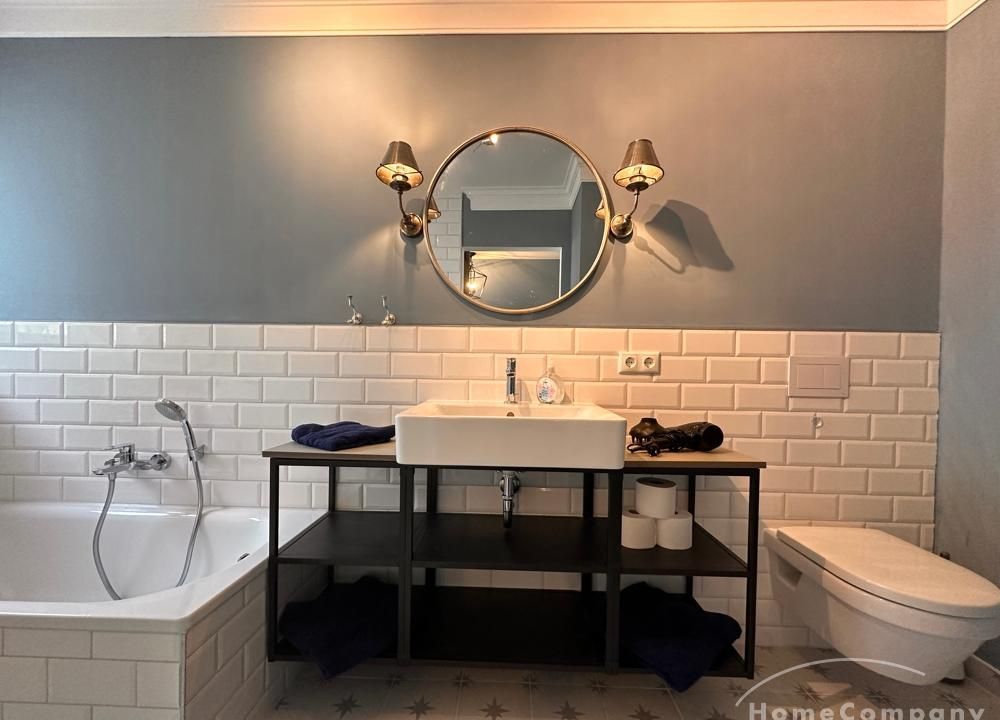 Badezimmer mit Dusche und Badewanne