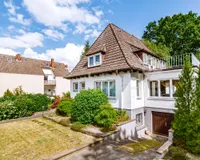 Hausansicht mit Tiefgarage