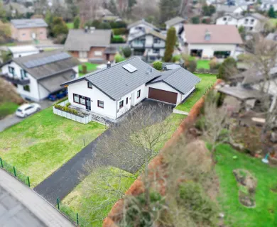 Neuwertiger Bungalow auf einer Ebene mit großer Garage in Königswinter-Thomasberg