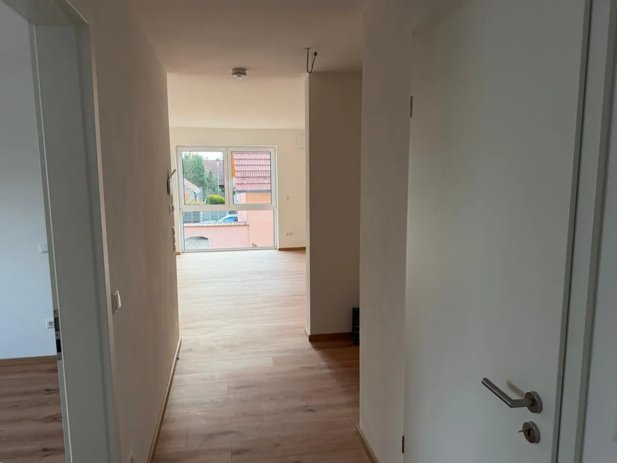 Erstbezug | Hochwertige 3-Zi.-Wohnung mit Tageslichtbad, Einbauküche und Balkon mit Blick ins Grüne!