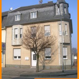 Nostalgischer Flair im 2 Familienhaus 
mit 10 Garagen