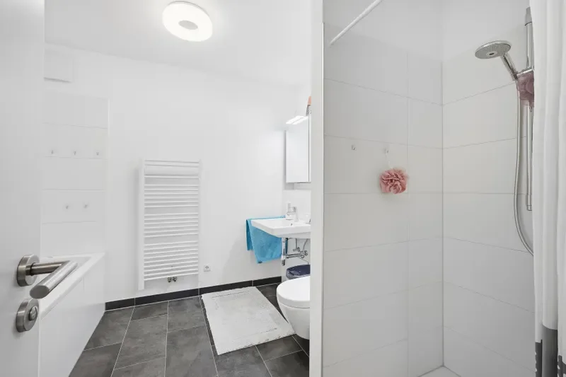 Zeitlose Bad mit Badewanne und Dusche
