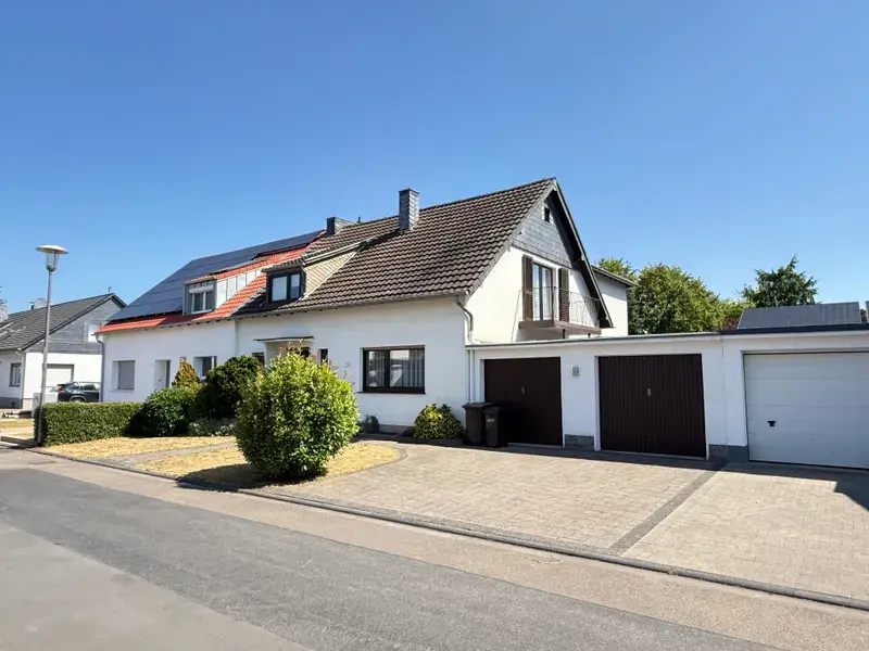 Hausansicht - Garagen