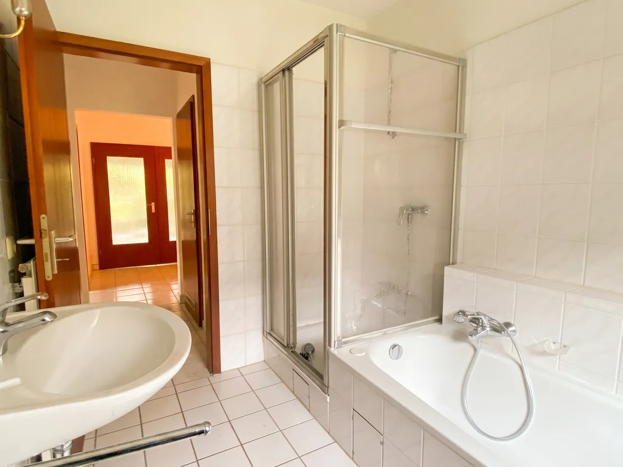 Bad mit Dusche und Wanne