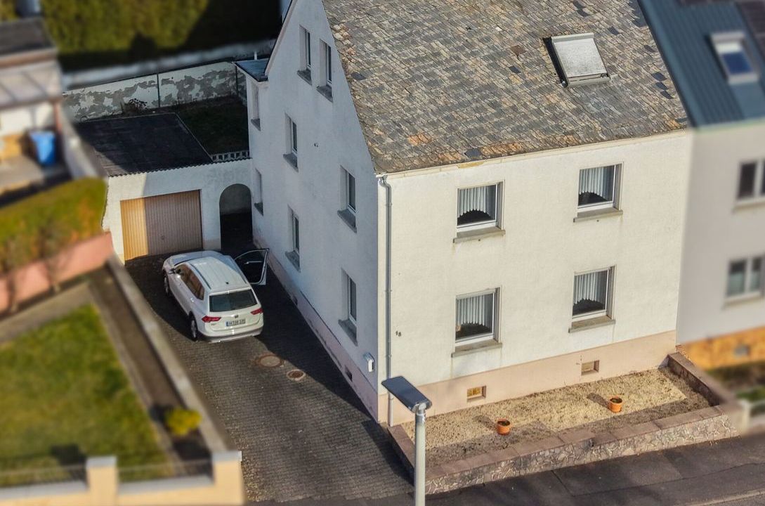 Solides Zweifamilienhaus mit Garagen und Garten -ideal für Generationenwohnen in Elz!